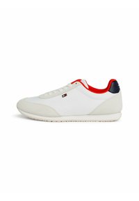 Białe sneakersy z zamszowym czubkiem, czerwonymi akcentami na kołnierzu i sznurowadłach oraz granatową piętą. Prosty design z gumową podeszwą.
