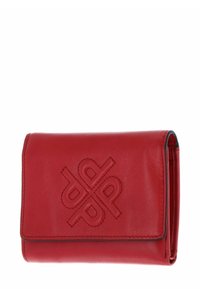 Portefeuille en cuir rouge avec logo embossé sur le devant, design plié, texture lisse, et coutures contrastées le long des bords.