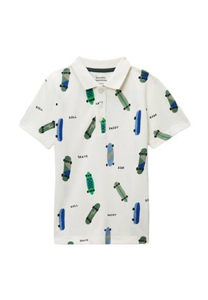 Polo blanc à manches courtes avec col, arborant des motifs de skateboards verts et bleus ainsi que des mots comme "ROLL", "ENJOY", "SKATE" et "RIDE".