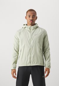 Nike Performance MILER - Vindjakke - olive aura