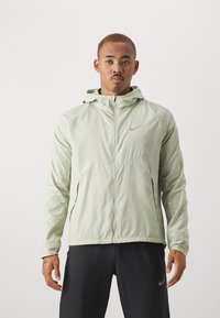 Nike Performance - MILER - Sadetakki - olive aura Pienoiskuva 1