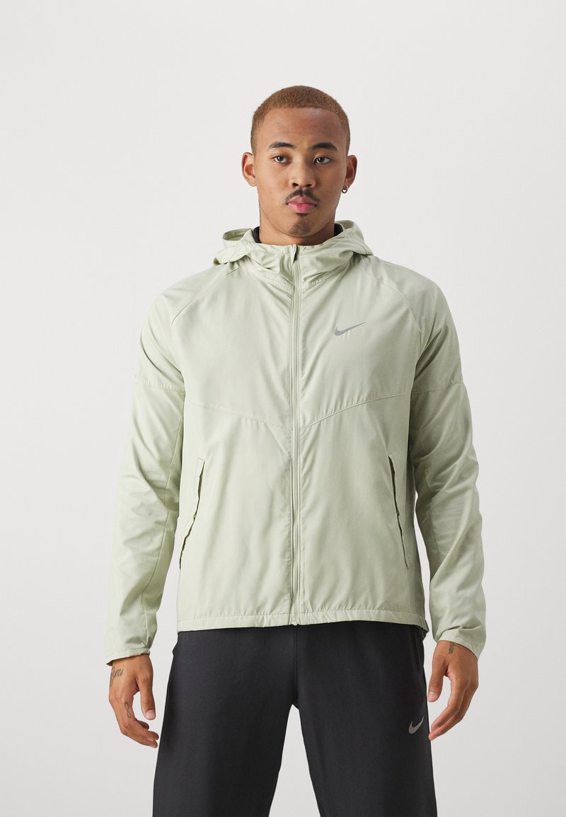 Nike Performance MILER - Vindjakke - olive aura