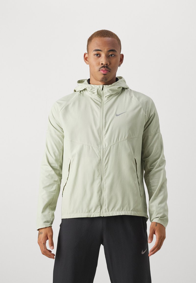 Nike Performance - MILER - Regnjacka - olive aura, Förstora