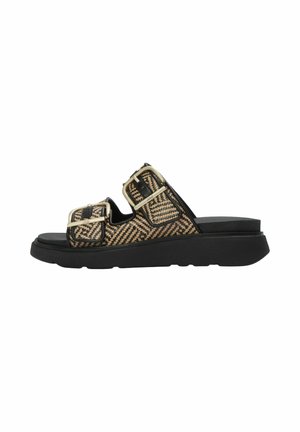 Sandaal met open teen met zwarte en beige geweven bandjes, twee verstelbare gouden gespen en dikke zwarte zool.