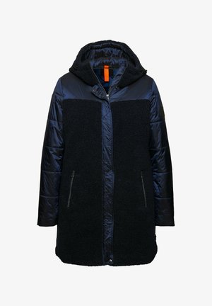 Dunkelblauer Wintermantel mit einem weichen Sherpa-Frontteil und glänzenden Pufferärmeln. Verfügt über eine Kapuze und Reißverschlusstaschen. Kontrastierendes oranges Innenetikett.