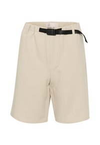 Pantalones cortos beige de tela suave, con un cinturón negro, dos bolsillos frontales y un diseño de pierna recta con detalles cosidos en las costuras.