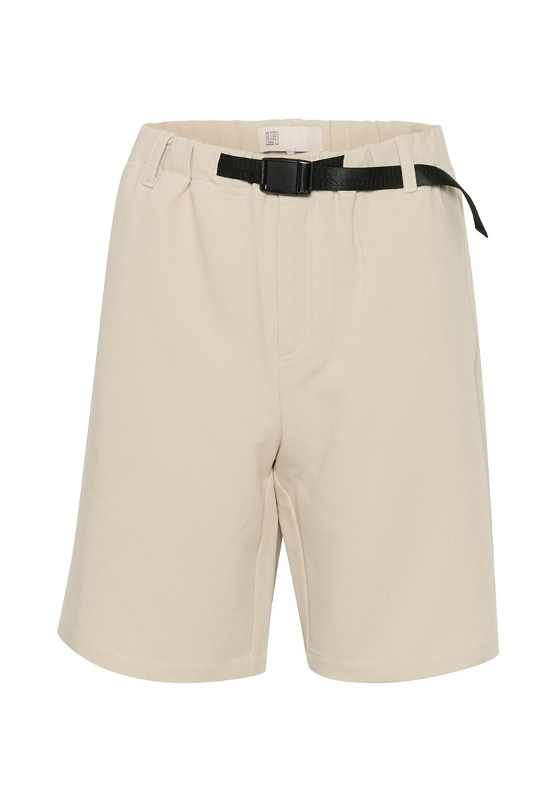 Shorts beiges en tissu doux, dotés d'une ceinture noire, de deux poches avant, et d'une coupe droite avec des détails cousus sur les coutures.