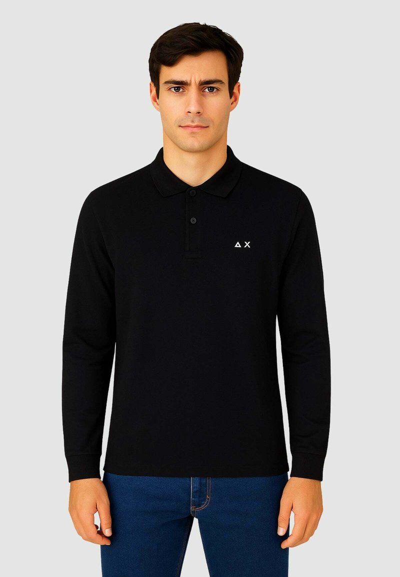 Polo nero a maniche lunghe con design a colletto, caratterizzato da un'apertura con tre bottoni e un discreto dettaglio del logo sul petto.