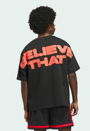 ANTHONY EDWARDS TEE - T-Shirt print - black   solar red