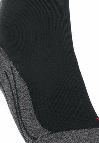 Calza nera con un design strutturato, con un'area del tallone e delle punte grigia, e un piccolo dettaglio del logo rosso vicino al polsino.