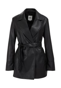 Svart läder trenchcoat med bälte i midjan, breda slag och en slät, glänsande yta. Har sidofickor och en skräddarsydd passform.