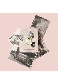 De verpakking van Babor reiniger heeft een lichtroze achtergrond, een centraal gouden accent en wordt omringd door zwarte en witte vintage foto's.