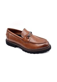 Mocassins en cuir marron avec un bout arrondi, des détails de couture surélevés, un accent en métal noir et une semelle en caoutchouc texturée pour une bonne adhérence.
