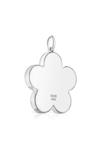 Pendente a forma di fiore in argento con superficie liscia e piccolo anello per catena, inciso con "TOUS S925" su uno sfondo bianco.