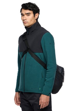 Herren-Fleecejacke mit Reißverschluss in Türkis und Schwarz, ausgestattet mit einem hohen Kragen, zwei Taschen und einem Schultergurt. Das Logo ist unten angebracht.
