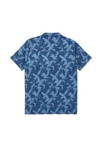 Kurze Ärmel, blaues Hemd mit hellblauem, abstraktem Blattmuster und geradem Rückenpasse, flach auf einem weißen Hintergrund ausgelegt.