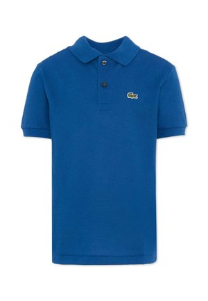 Blauw polohemd met korte mouwen, twee zwarte knopen en een klein groen geborduurd krokodillenlogo op de linkerborst.