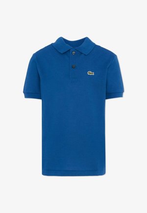 Niebieska koszulka polo z krótkim rękawem, z dwoma czarnymi guzikami oraz małym zielonym wyszywanym logo krokodyla na lewej piersi.