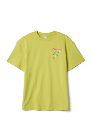 Light green short-sleeve T-shirt with a small lemon and "L'ÉTÉ AU CITRON" text printed in pink on the left chest.