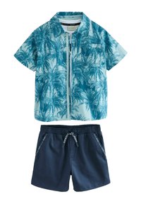 Korte mouwen shirt in blauw met palmenpatroon, gecombineerd met marineblauwe shorts. Het shirt heeft een knoopsluiting en een enkele borstzak, de shorts hebben een elastische tailleband.
