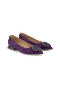 Bailarinas de ante púrpura con puntas afiladas, adornadas con acentos joya en la parte delantera y un pequeño tacón con detalles decorativos.
