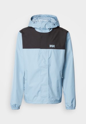 Veste imperméable bleu clair avec un panneau supérieur noir, une capuche ajustable, des poignets élastiques et un logo imprimé sur la poitrine.