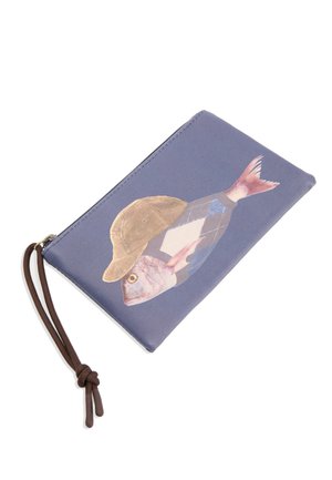 Blå lynlåspose med håndledsrem, trykt med en fisk iført en beige kasket og en mønstret sweater.