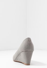 Dorothy Perkins Lodičky na klínu - grey