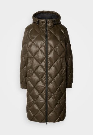 Olive roheline jakk, millel on kapuuts, esine lukuga, küljetaskud ja läikiv tekstuur.