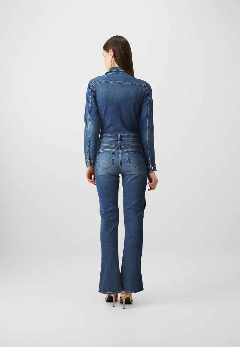 Levi's - Tuta corta stile salopette in denim lavaggio blu con cut-out laterali