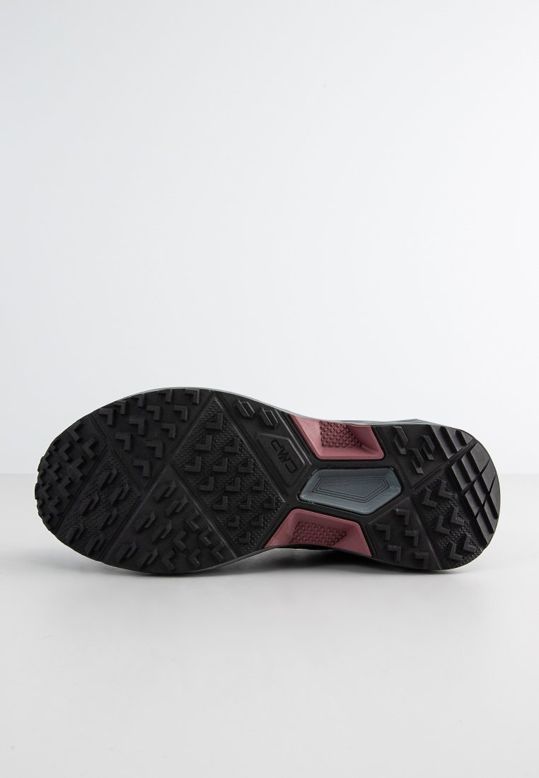 Semelle de chaussure en caoutchouc noir avec des motifs de tread texturés, présentant des accents roses et gris dans la semelle intermédiaire. Renforcée pour une adhérence et une stabilité optimales.