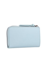 Portafoglio in pelle azzurro chiaro con finitura texturizzata, chiusura zip e una piccola tracolla laterale per il trasporto. Presenta un design minimalista e forma rettangolare.