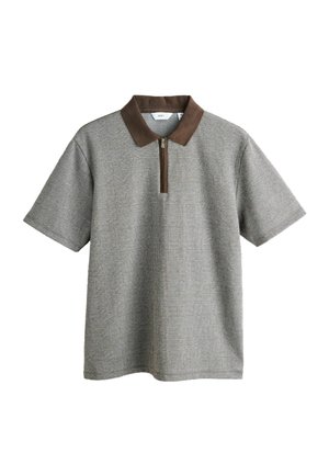 Polo de manga corta gris a cuadros con cuello marrón y cierre frontal de cremallera, colocado plano sobre fondo blanco.