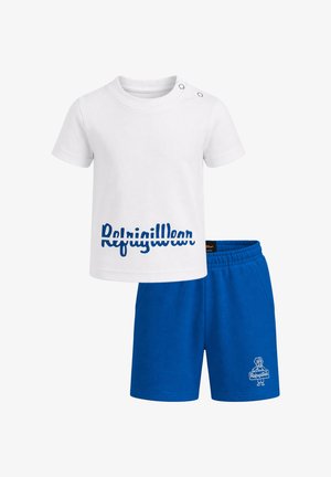 Maglietta bianca a maniche corte per bambino con scritta blu "Refri gigwear" e pantaloncini blu a vita elastica con un cane che tiene un cartello "Refri gigwear".