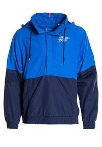 Niebieska i granatowa wiatrówka z kapturem na sznurku, elastycznymi mankietami i siateczkowymi akcentami. Posiada logo na klatce piersiowej. Lekki materiał.