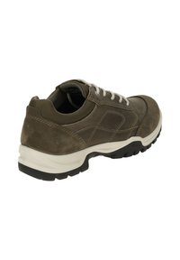 Braunes Wildleder- und Textilschuh mit weißen Akzenten, runder Zehenpartie, Schnürdesign und einer schwarzen Gummisohle mit tiefem Profil für Halt.