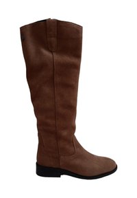 Botas marrones de ante, hasta la rodilla. Suela plana con punta redondeada. Presentan una costura lateral y un pequeño detalle de correa en la parte superior.