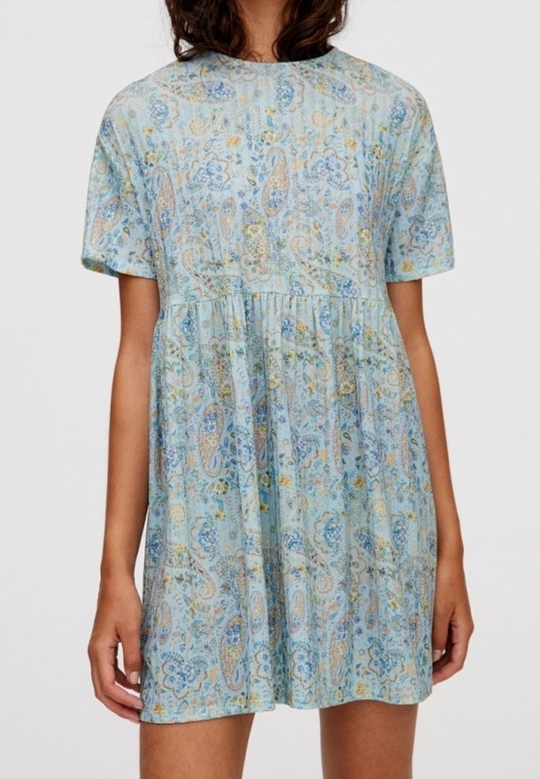 Robe bleu clair à manches courtes, taille froncée et motif floral cachemire aux couleurs pastel douces.
