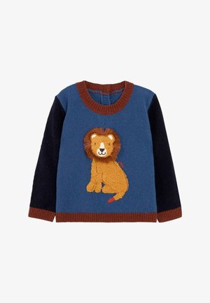 Suéter de punto con un motivo de león en hilo dorado texturizado, cuerpo azul y mangas azul marino. El cuello y el dobladillo acanalados en marrón añaden contraste.