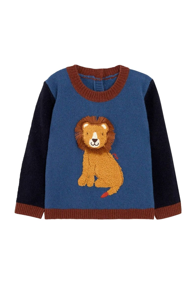 Strickpullover mit einem Löwenmotiv in strukturiertem goldenem Garn, blauer Körper und marineblaue Ärmel. Gerippter brauner Kragen und Saum setzen einen Kontrast.