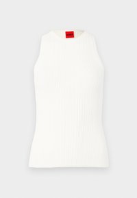 Top de punto sin mangas de color blanco, con cuello redondo y etiqueta de la marca roja "HUGO" dentro del cuello.