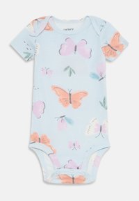 Bodysuit za bebe s kratkim rukavima napravljen od mekog plavog pamuka, s printom leptira u ružičastoj, narančastoj i zelenoj boji, te sigurnosnim kopčama na dnu.