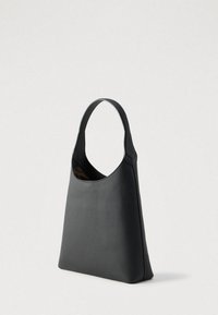 Μαύρη δερμάτινη τσάντα ώμου με κομψό, μινιμαλιστικό σχέδιο και λεία υφή. Διαθέτει μια στρογγυλεμένη λαβή και ανοιχτή κορυφή.