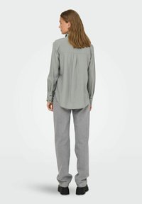 JDY LOCKER GESCHNITTEN ÄRMELBÜNDCHEN MIT VOLUMINÖSER ARMSCHNITT - Button-down blouse - wild dove