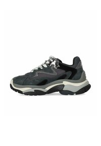 Sneaker chunky in suede e mesh grigio scuro, con dettagli neri, lacci bianchi, suola testurizzata e un logo prominente sul tallone.