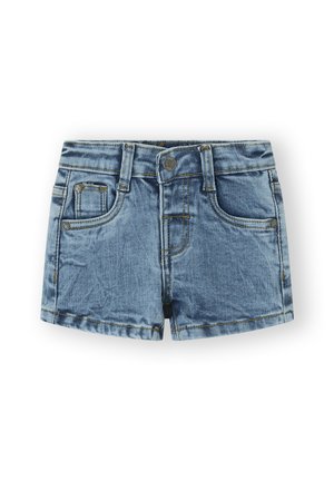 Pantalones cortos de mezclilla en un azul claro con un acabado ligeramente desgastado. Presenta cinco bolsillos, botón de metal y costuras en hilo amarillo.
