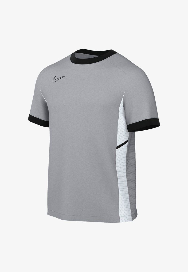Camiseta gris de manga corta de Nike con cuello y bordes de las mangas en negro, con paneles laterales blancos transpirables y el logo de Nike en negro en el pecho.