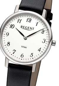 Montre en argent ronde avec un cadran blanc, des chiffres noirs et un bracelet en cuir noir. Les caractéristiques incluent une aiguille des heures et une aiguille des minutes simples.