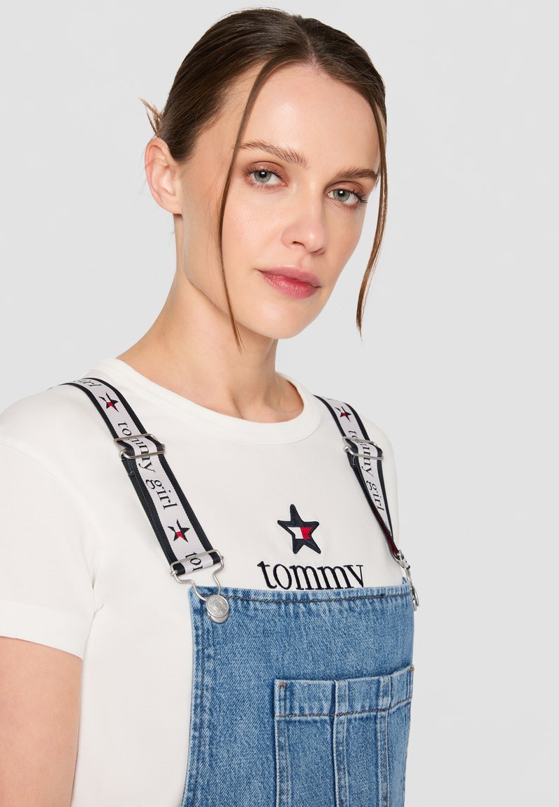 Tommy Jeans GIRL DUNGAREE DRESS - Denim dress - indigo wash/ecru/blue denim 