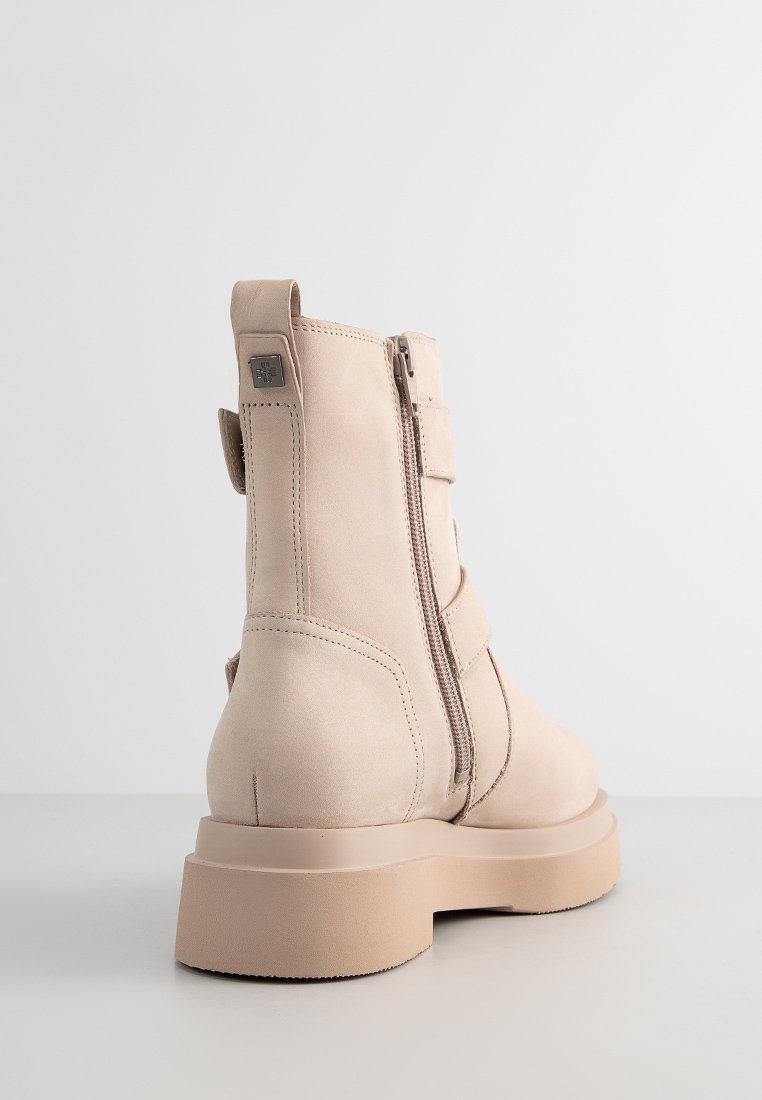 Beige Knöchelstiefel aus strukturiertem Wildleder, mit einem seitlichen Reißverschluss, doppelten Riemen und einer stabilen, chunky Gummisohle.